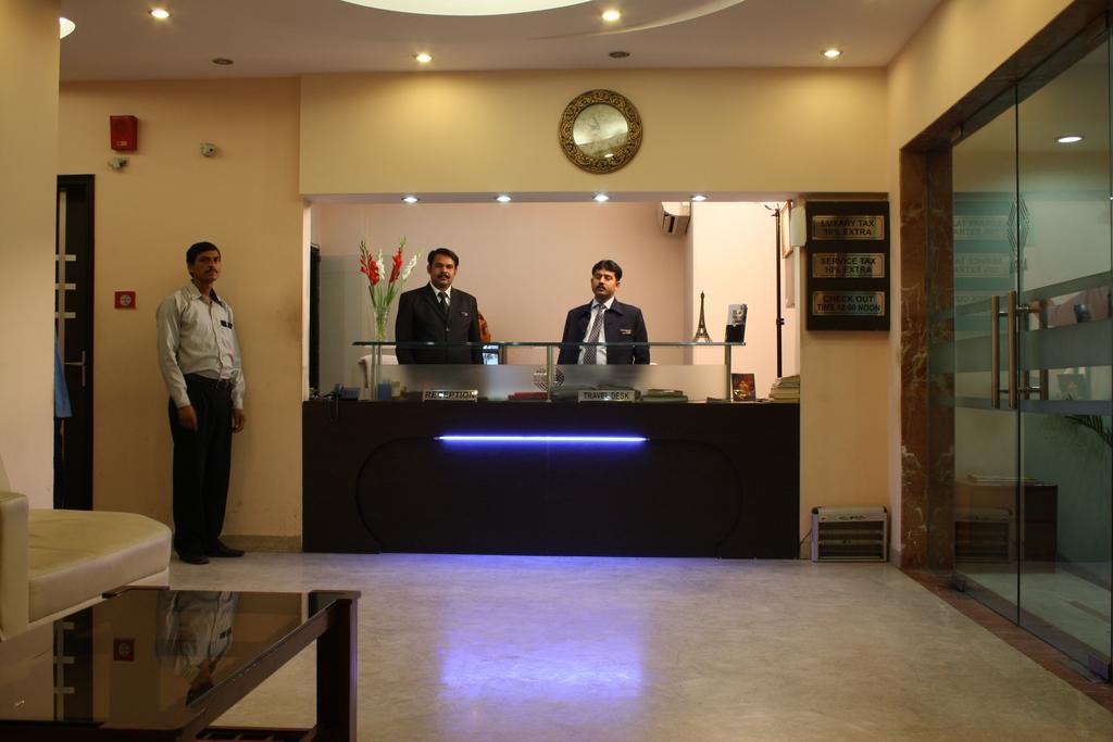 Hotel Apra Inn New Delhi Exterior photo