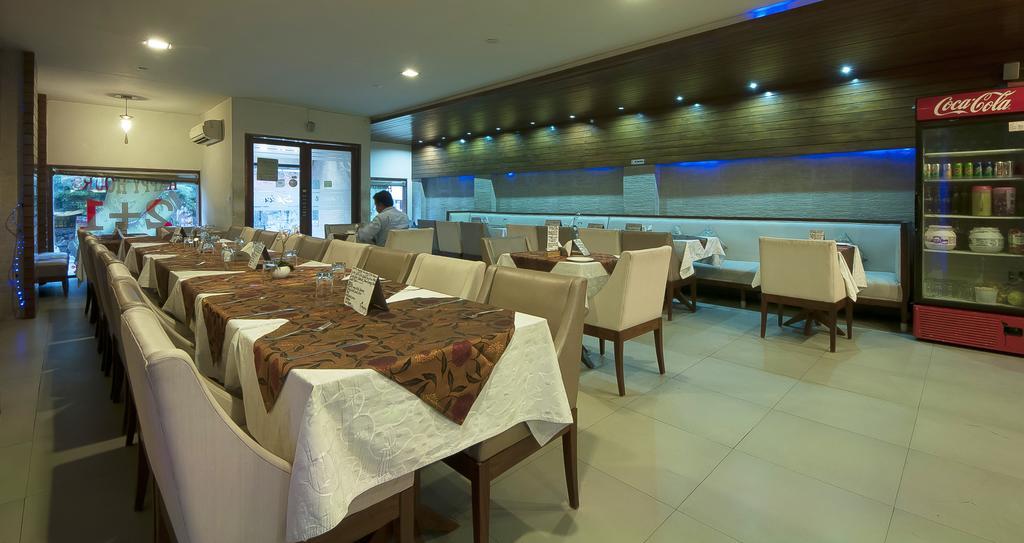 Hotel Apra Inn New Delhi Exterior photo
