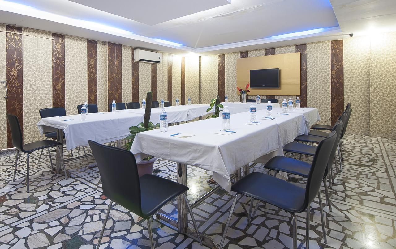 Hotel Apra Inn New Delhi Exterior photo