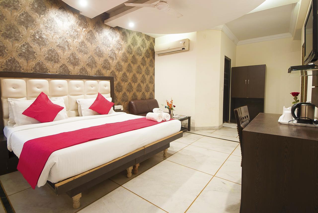 Hotel Apra Inn New Delhi Exterior photo