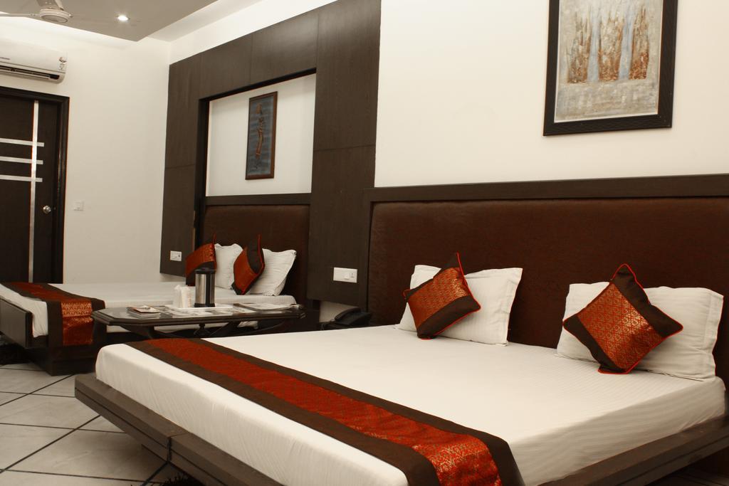Hotel Apra Inn New Delhi Exterior photo