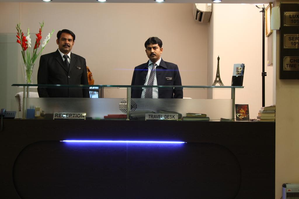 Hotel Apra Inn New Delhi Exterior photo