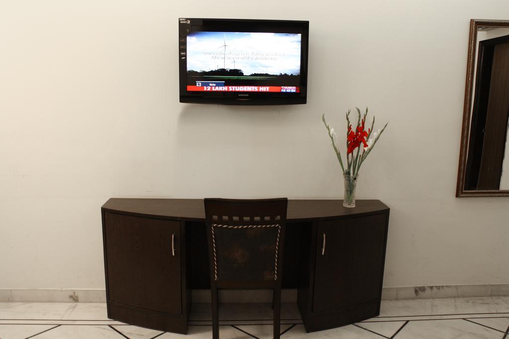 Hotel Apra Inn New Delhi Exterior photo