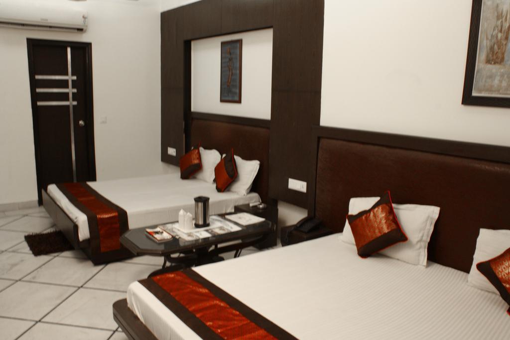Hotel Apra Inn New Delhi Exterior photo