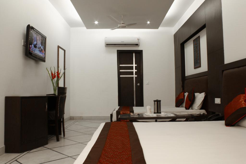 Hotel Apra Inn New Delhi Exterior photo